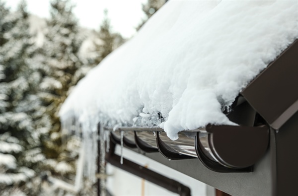 Twin Cities Winter Maintenance: Protecting Gutters from Heavy Snowfall