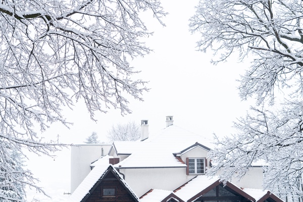 How Snow & Ice Impact Roof Longevity: Winter Maintenance Tips